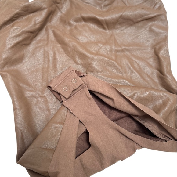 SKIMS Fits Everybody Faux Leather Scoop Neck Thong Bodysuit (Jasper) - Picture 5 of 8